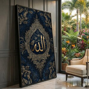 Puede incluir: Una obra de arte enmarcada con la palabra árabe "Allah" en caligrafía dorada sobre un fondo azul oscuro. El diseño incluye filigranas doradas y una forma de lágrima. La obra está apoyada contra una pared cerca de una ventana.