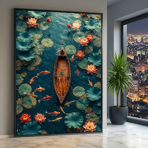 Op de afbeelding: Een ingelijste kunstdruk toont een serene vijver. Een houten boot drijft tussen waterlelies en bloeiende lotusbloemen. Koi-karpers zwemmen in het water. Het kleurenpalet omvat tinten blauw, groen, oranje en bruin.