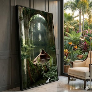 Op de afbeelding: Een ingelijste canvas print toont een serene, overwoekerde scène. Een houten boot, bedekt met mos en wijnranken, drijft op een wateroppervlak. De achtergrond toont een vervallen stenen structuur met boogvormige openingen, wat een mystieke sfeer creëert.