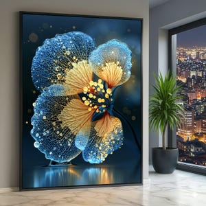 Könnte beinhalten: Ein gerahmter Wandkunstdruck, der eine große, stilisierte Blume mit durchscheinenden blauen Blütenblättern und goldgelben Zentren zeigt. Die Blütenblätter weisen eine zarte, aderartige Textur mit kleinen, leuchtenden Tropfen auf.