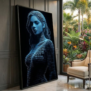 Pode incluir: Uma impressão de arte digital emoldurada com um retrato de mulher construído a partir de código binário. A obra de arte é renderizada em tons de azul sobre um fundo preto. A impressão é exibida em um ambiente interior moderno com luz natural.