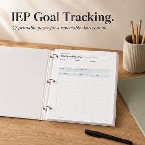 Peut inclure: Un classeur blanc à trois anneaux ouvert sur une page de fiche de données Trial-by-trial avec des colonnes pour essai, heure, résultat, consigne et note. Le texte IEP Goal Tracking et 22 printable pages for a repeatable data routine est visible.