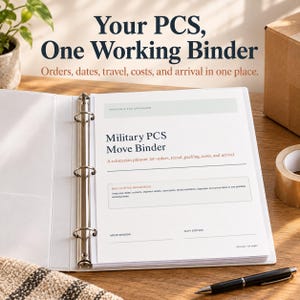 Puede incluir: Una carpeta blanca de tres anillas que contiene páginas impresas tituladas Military PCS Move Binder. El texto dice Your PCS, One Working Binder, Orders, dates, travel, costs, and arrival in one place, y A relocation planner for orders, travel, packing, costs, and arrival.