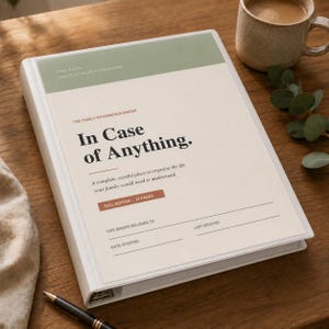 Puede incluir: Una carpeta blanca con el texto "In Case of Anything" en la portada. La carpeta está abierta y tiene una cubierta color crema con detalles en verde. El texto de la portada dice: "Un lugar completo y cuidadoso para organizar la vida que su familia necesitaría entender."