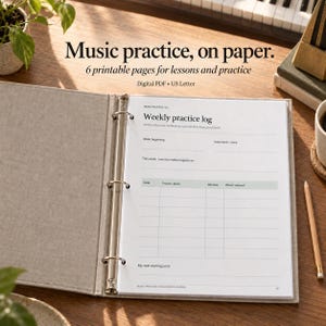 Könnte beinhalten: Ein hellgrauer Stoffordner mit drei Ringen, der ein weißes Blatt mit der Überschrift Weekly practice log enthält. Die Seite umfasst Felder für den Wochenbeginn, das Instrument, Ziele sowie eine Tabelle für Datum, Fokus, Minuten und Notizen.