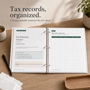 Puede incluir: Una carpeta blanca de tres anillas que contiene un sistema de registro fiscal imprimible de 22 páginas. Las páginas abiertas muestran un rastreador de deducciones fiscales y un registro de gastos deducibles con columnas para fecha y monto.