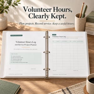 Puede incluir: Una carpeta de tres anillas blanca abierta en páginas tituladas Volunteer Hours Log and Service Project Planner. Las páginas incluyen una cuadrícula para registrar fechas, organizaciones y horas, con secciones de texto para objetivos y planes.