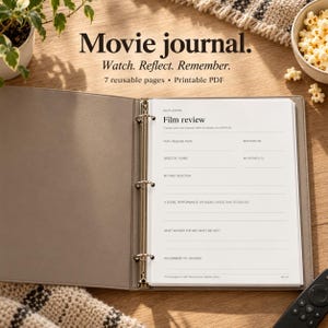 Może przedstawiać: Szary segregator z trzema ringami zawierający białą stronę do recenzji filmów z polami na tytuł, rok, reżysera, gatunek, ocenę i reakcje. Tekst brzmi Movie journal. Watch. Reflect. Remember. 7 reusable pages. Printable PDF.