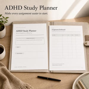 Pode incluir: Um planejador de estudos ADHD com duas páginas brancas em uma pasta de tecido bege. A página esquerda apresenta seções para dias de estudo e tarefas, enquanto a página direita mostra um painel de tarefas com uma grade para acompanhamento.