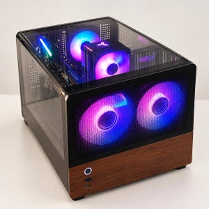 Könnte beinhalten: Ein Desktop-Computer-Gehäuse mit schwarzem Metallrahmen, einer Glas-Seitenwand und einer Frontplatte in Holzoptik. Das Gehäuse enthält zwei Frontlüfter und einen internen Lüfter, die alle mit leuchtenden violetten und blauen LEDs beleuchtet sind.