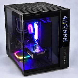 Pode incluir: Uma torre de computador desktop preta com um painel lateral de vidro e um display digital frontal que mostra métricas do sistema, como a temperatura da CPU a 58 graus Celsius. O interior apresenta iluminação LED multicolorida.