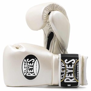 以下が含まれることがあります： 黒と金の「CLETO REYES」ロゴが入ったオフホワイトのボクシンググローブのペア。グローブは革製で、プロ仕様のデザインです。グローブはボクシングやその他の格闘技用に設計されています。