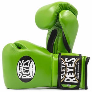 Pode incluir: Luvas de boxe verde brilhante com detalhes em preto. As luvas apresentam o logotipo "CLETO REYES" e o texto "HECHO EN MEXICO". A pulseira de pulso exibe o texto "REYES" e "PROFESIONAL". As luvas pesam 340 gramas.