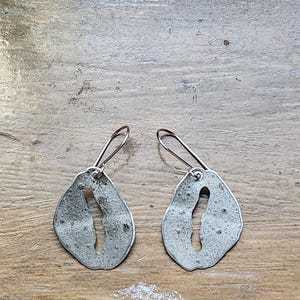 Oorbellen met kaurischelp.  Verfijnd, tijdloos, uniek, met de hand vervaardigd van geüpcycled metaal.  Verkrijgbaar in verschillende maten.