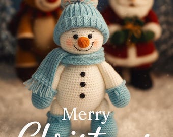 Puede incluir: Un muñeco de nieve de ganchillo con gorro, bufanda, guantes y botas azules, con nariz de zanahoria y ojos de botón negros. El texto "Merry Christmas" se muestra en escritura blanca. Un reno y Papá Noel están en el fondo.
