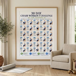 Puede incluir: Un p&oacute;ster enmarcado titulado 30 Day Chair Workout Challenge for Seniors que presenta una cuadr&iacute;cula de ilustraciones que muestran varios ejercicios sentados. El texto incluye objetivos diarios de movimiento, nombres de ejercicios y repeticiones.
