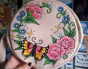 Bolsa de couro sintético pintada à mão com um toque lúdico - rosa com elementos cottagecore.