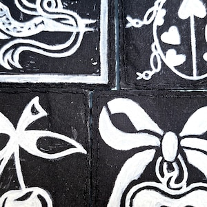 Toppa cucita a mano con stampa su linoleum - applicazione di medie dimensioni su cotone