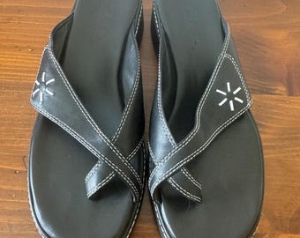 Clarks Y2K 2003 チャンキーレザーサンダルスタイル ブラック＆ホワイトサンダル サイズ8 M。