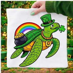 Könnte beinhalten: Weiße Tragetasche mit einem Cartoon-Schildkröten-Design. Die Schildkröte hat einen grünen Panzer, einen grünen Zylinder und eine goldene Halskette. Ein Regenbogen wölbt sich über der Schildkröte, und ein Topf mit Gold sitzt auf ihrem Rücken. Die Schildkröte hält ein Kleeblatt.