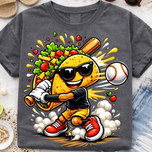 以下が含まれることがあります： サングラスをかけた漫画のタコスが野球をしているダークグレーのTシャツ。タコスはバットで野球を打っています。デザインには、黄色、赤、白、緑のアクセントが含まれています。