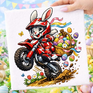 Può includere: Stampa su tela bianca con un coniglio dei cartoni animati su una moto rossa, con casco e tuta da corsa. Il coniglio trasporta un cesto di uova di Pasqua. Nastri colorati e farfalle decorano la scena, con uno sfondo di fiori e decorazioni pasquali.