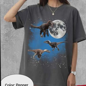 Może przedstawiać: Biały ceramiczny kubek z czarnym uchwytem i napisem "But First, Coffee" czarną, pogrubioną czcionką. Kubek stoi na białej powierzchni. Kubek ma około 10 cm wysokości.