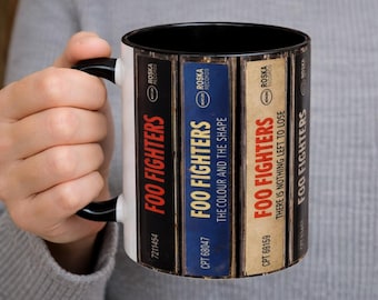 Taza con diseño de álbum en casete de Foo Fighters, taza con detalles de rock clásico.