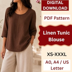 Può includere: Una camicetta a tunica in lino marrone con maniche a tre quarti e scollo rotondo. L'immagine include il testo: DIGITAL DOWNLOAD, PDF Pattern, Linen Tunic Blouse, XS-XXXL, A0, A4 / US Letter. La camicetta è abbinata a pantaloni beige chiaro.