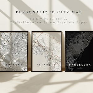 Könnte beinhalten: Drei gerahmte Stadtkarten: New York, Istanbul und Barcelona. Die Karten sind in Schwarzweiß gehalten, mit den Städtenamen unten. Der Text oben lautet "PERSONALIZED CITY MAP" und "14 Styles /3 For 2/ Digital/Wooden Frame/Premium Paper."