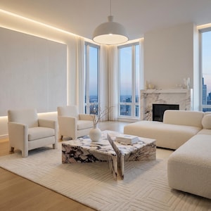 Puede incluir: Un salón moderno con tonos neutros. Dos sillones color crema frente a una mesa de centro de mármol. Un gran sofá blanco y una alfombra estampada completan el espacio. Una chimenea y grandes ventanales ofrecen vistas a la ciudad.