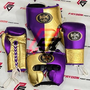 Op de afbeelding: Een boksset met paarse en gouden handschoenen, hoofdbescherming en kruisbescherming. De handschoenen hebben vetersluitingen. De hoofdbescherming en kruisbescherming zijn tweekleurig. Elk item heeft de tekst "NO BOXING LIFE".