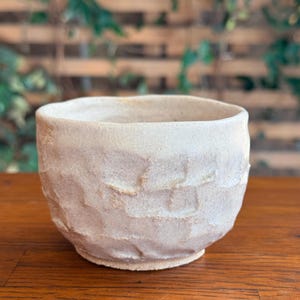 Handgebaute Chawan aus weichem, weißem Steingut