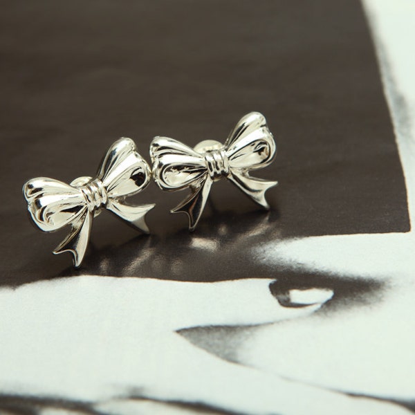 Bow tie shiny silver earrings