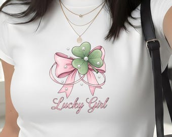 St Patricks Day Shirt PNG glückliches Mädchen Kokette, Retro St Pattys Day T-Shirt Sublimationsdesign 2026, trendiges Kleeblatt DTF Printable