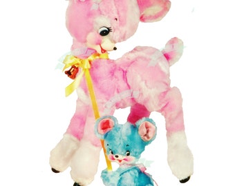 Könnte beinhalten: Ein rosa Plüsch-Hirschspielzeug mit einer gelben Schleife und einer Glocke, das einen gelben Stock hält. Ein blaues Plüsch-Mausspielzeug steht neben dem Hirsch.