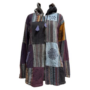 Peut inclure: Veste à capuche patchwork avec fermeture éclair et capuche. La veste présente une variété de carrés de tissu à motifs dans les tons de violet, bleu, marron et orange. La veste a une coupe décontractée et un style décontracté.