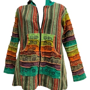 Pode incluir: Uma jaqueta colorida com capuz e zíper completo. A jaqueta apresenta um design de patchwork com várias cores, incluindo verde, laranja e roxo. As mangas têm um design em camadas e com babados, e a jaqueta tem dois bolsos frontais.