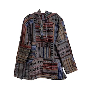 Op de afbeelding: Een veelkleurige patchwork hoodie met een capuchon en knevelsluitingen. Het ontwerp bevat patches van blauwe, rode, bruine en gele stoffen. De hoodie heeft een trekkoord en is gemaakt van aan elkaar genaaide stukken stof.