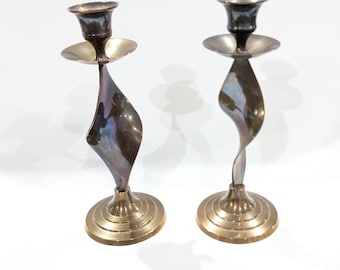 Candelabros vintage de latón estilo MCM con eje de cinta en espiral, juego de 2
