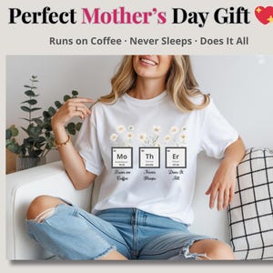 Puede incluir: Camiseta blanca con diseño floral y el texto "Mo, Th, Er" en estilo de tabla periódica, con las frases "Runs on Coffee, Never Sleeps, Does It All". La camiseta la lleva una persona.