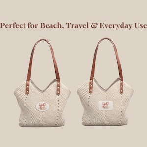 Puede incluir: Dos bolsos de ganchillo en color blanco roto con asas de piel sintética marrón y un pequeño parche rectangular con una ilustración de un lazo rosa en la parte delantera. El texto "Perfect for Beach, Travel & Everyday Use" aparece arriba.