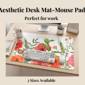Puede incluir: Alfombrilla de escritorio estética con un diseño floral con amapolas rojas y follaje verde. Un teclado y un ratón blancos están sobre la alfombrilla. El texto "Aesthetic Desk Mat-Mouse Pad" y "3 Sizes Available" son visibles.