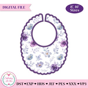 Puede incluir: Un archivo digital para un diseño de bordado de un babero con borde festoneado. El babero presenta un fondo blanco con un patrón floral de acuarela en tonos morados y azules. El diseño incluye texto que indica tamaños de 8 y 10 pulgadas.