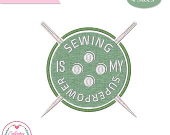 Puede incluir: Un diseño de archivo digital con un botón verde con el texto blanco "SEWING IS MY SUPERPOWER". Cuatro agujas están posicionadas alrededor del botón. El diseño incluye el texto "DIGITAL FILE" y "4 Sizes".