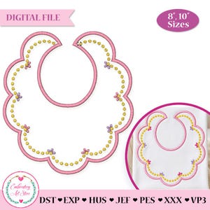 Puede incluir: Un diseño de babero rosa y blanco con borde festoneado, adornado con detalles florales amarillos y morados. El babero tiene un borde rosa y el texto "DIGITAL FILE". Disponible en tamaños de 20,3 cm y 25,4 cm.