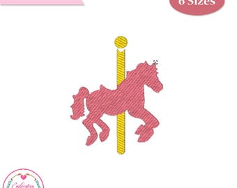 Könnte beinhalten: Ein rosa Stickdesign eines Karussellpferdes mit einer gelben Stange. Das Bild enthält den Text "DIGITAL FILE" und "6 Sizes". Das Design stammt von "Embroidery Art Store".