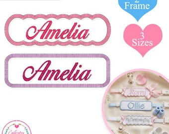Puede incluir: Archivo de bordado digital con dos diseños de nombre "Amelia" en escritura cursiva. Uno tiene un borde festoneado, el otro rectangular. Incluye gráficos en forma de corazón con texto "2 Frame" y "3 Sizes".