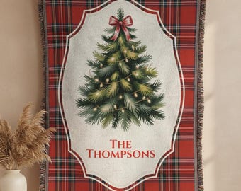 Couverture tissée de Noël personnalisée avec nom de famille, jeté des fêtes à carreaux personnalisé avec motif d'arbre, décoration de Noël confortable et cadeau pour les familles