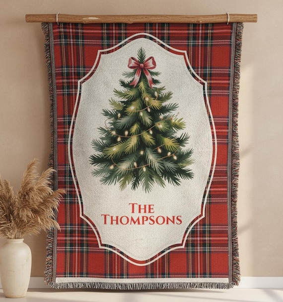 Personalisierte Weihnachtsdecke mit Familiennamen, Benutzerdefinierter karierter Feiertagsüberwurf mit Baumdesign, gemütliches Weihnachtsdekor & Geschenk für Familien